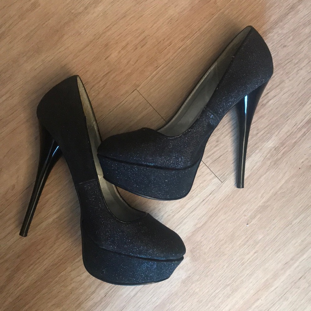 Sparkly black platform heels. 🌸